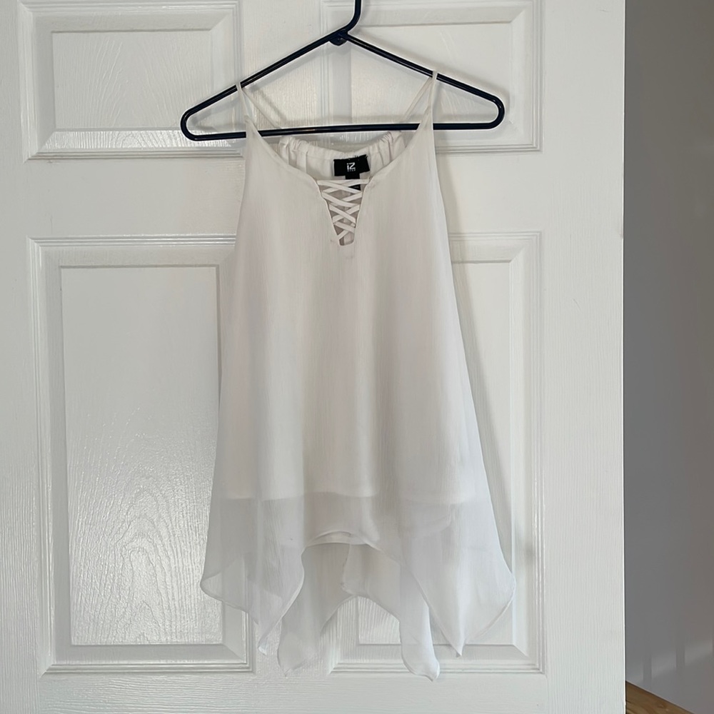 Sleeveless blouse. Loose fit. Lined inside.